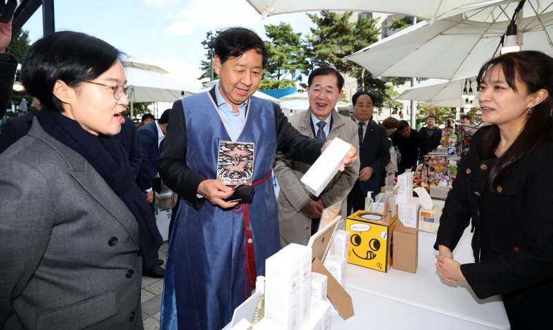 [서울=뉴시스] 홍효식 기자 = 2일 서울 중구 두타몰 광장에서 코리아 그랜드 페스티벌의 일환으로 열린 소상공인 우수제품 판매전 '모두의 동행' 행사에서 구윤철 기획재정부 장관과 한성숙 중소벤처기업부 장관이 화장품 제품을 살펴보고 있다. 2025.11.02. yesphoto@newsis.com