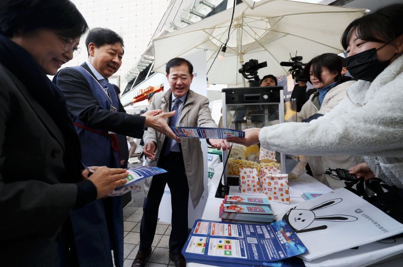 [서울=뉴시스] 홍효식 기자 = 2일 서울 중구 두타몰 광장에서 코리아 그랜드 페스티벌의 일환으로 열린 소상공인 우수제품 판매전 '모두의 동행' 행사에서 구윤철 기획재정부 장관과 한성숙 중소벤처기업부 장관이 디지털온누리상품권 및 상생페이백 관련 홍보물을 전달받고 있다. 2025.11.02. yesphoto@newsis.com