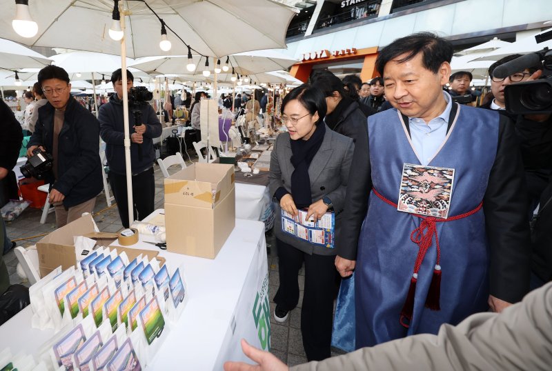 [서울=뉴시스] 홍효식 기자 = 2일 서울 중구 두타몰 광장에서 코리아 그랜드 페스티벌의 일환으로 열린 소상공인 우수제품 판매전 '모두의 동행' 행사에서 구윤철 기획재정부 장관과 한성숙 중소벤처기업부 장관이 부스를 둘러보고 있다. 2025.11.02. yesphoto@newsis.com