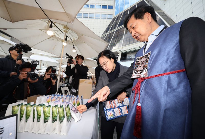 [서울=뉴시스] 홍효식 기자 = 2일 서울 중구 두타몰 광장에서 코리아 그랜드 페스티벌의 일환으로 열린 소상공인 우수제품 판매전 '모두의 동행' 행사에서 구윤철 기획재정부 장관과 한성숙 중소벤처기업부 장관이 드립커피를 살펴보고 있다. 2025.11.02. yesphoto@newsis.com