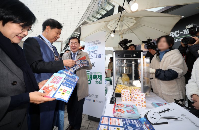 [서울=뉴시스] 홍효식 기자 = 2일 서울 중구 두타몰 광장에서 코리아 그랜드 페스티벌의 일환으로 열린 소상공인 우수제품 판매전 '모두의 동행' 행사에서 구윤철 기획재정부 장관과 한성숙 중소벤처기업부 장관이 디지털온누리상품권 및 상생페이백 관련 홍보물을 살펴보고 있다. 2025.11.02. yesphoto@newsis.com