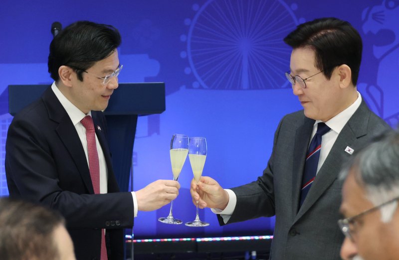 [서울=뉴시스] 최동준 기자 = 이재명 대통령과 로렌스 웡 싱가포르 총리가 2일 서울 용산 대통령실 청사에서 열린 한-싱가포르 공식오찬에서 건배를 하고 있다. (대통령실통신사진기자단) 2025.11.02. photocdj@newsis.com