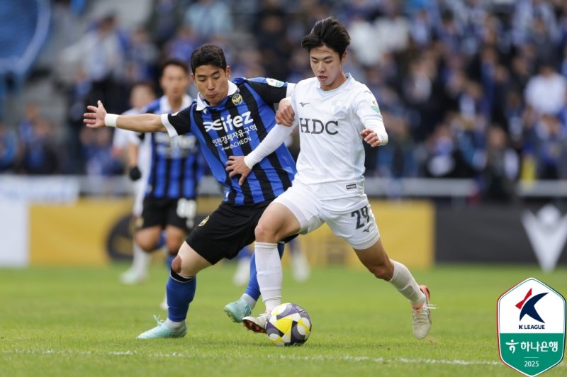 [서울=뉴시스] 프로축구 K리그2 인천유나이티드의 이주용과 부산아이파크의 최기윤. (사진=한국프로축구연맹 제공) *재판매 및 DB 금지