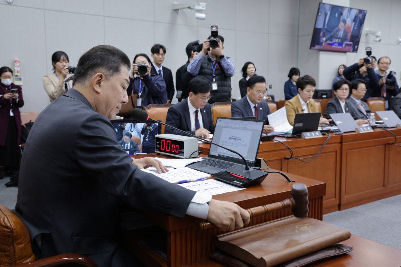 지난달 29일 김병기 위원장이 서울 여의도 국회에서 열린 국회운영위원회 전체회의에서 안건을 의결하는 모습(사진=뉴스1DB)ⓒ News1