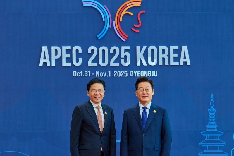 이재명 대통령이 31일 경북 경주화백컨벤션센터(HICO)에서 열린 2025 아시아태평양경제협력체(APEC) 정상회의에서 로런스 웡 싱가포르 총리를 맞이하고 있다. (대통령실 제공. 재판매 및 DB 금지) 2025.10.31/뉴스1 ⓒ News1 허경 기자