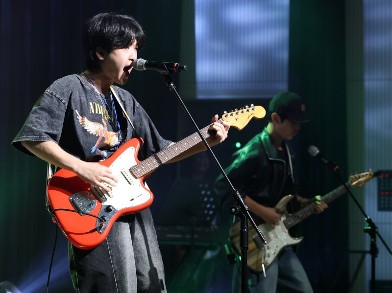 2일 전북 전주시 전북특별자치도교육청 창조나래에서 열린 '2025 제10회 전북특별자치도 청소년 밴드동아리 경연대회'에서 대상을 차지한 전주제일고등학교 블루웨건 팀이 열창을 하고 있다. ⓒ News1 유경석 기자