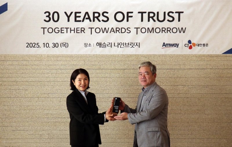 경기도 여주 해슬리 나인브릿지에서 개최된 CJ대한통운-한국암웨이 물류협업 30주년 기념행사에서 신은자 한국암웨이 대표(왼쪽)와 신영수 CJ대한통운 대표가 기념사진을 찍고 있다.(CJ대한통운 제공) ⓒ News1