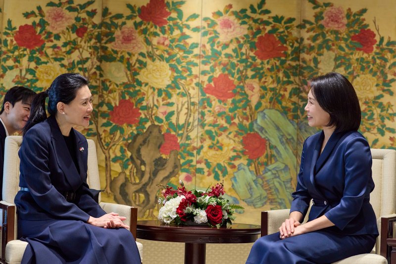 김혜경 여사가 2일 서울 용산 대통령실 청사에서 로렌스 웡 싱가포르 총리의 부인 루 즈 루이 여사와 친교시간을 갖고 있다. 대통령실 제공./사진=뉴스1
