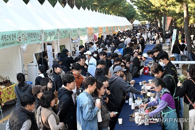 많은 인파 몰린 강릉커피축제장 (출처=연합뉴스)