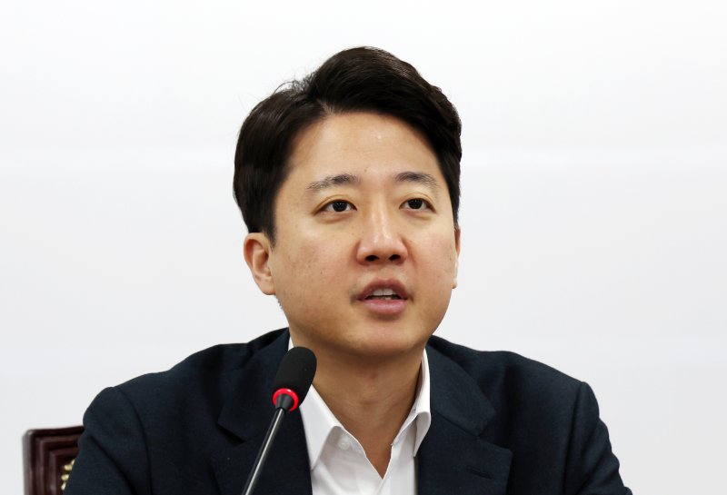 [서울=뉴시스] 김명년 기자 = 이준석 개혁신당 대표가 30일 오전 서울 여의도 국회에서 열린 최고위원회의에서 발언하고 있다. 2025.10.30. kmn@newsis.com