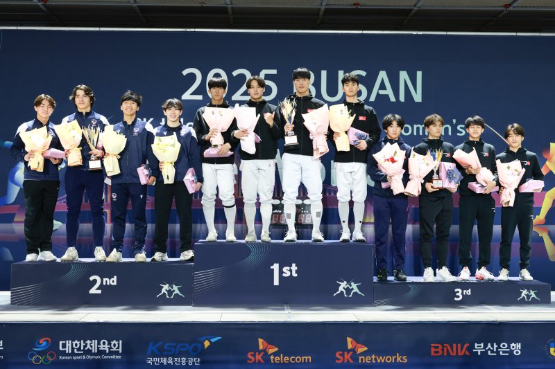 [서울=뉴시스] 왼쪽부터 이영웅 이희성 원태영 임성민으로 구성된 한국 펜싱 사브르 남자 주니어 대표팀이 2일 부산 경성대 체육관에서 열린 '부산 SK텔레콤 주니어 남·여 사브르 월드컵 대회'에서 우승을 차지했다. (사진=대한펜싱협회 제공) 2025.11.02. *재판매 및 DB 금지