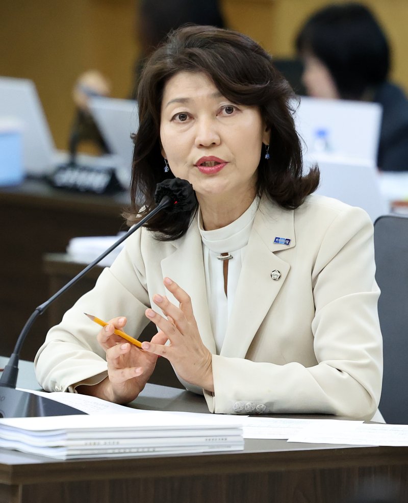 [대구=뉴시스] 이무열 기자 = 강경숙 조국혁신당 의원이 22일 대구 수성구 대구광역시교육청에서 열린 경북대학교, 강원대학교, 경북대병원, 강원대병원, 강릉원주대치과병원, 경북대치과병원에 대한 교육위원회 국정감사에서 질의하고 있다. 2025.10.22. lmy@newsis.com