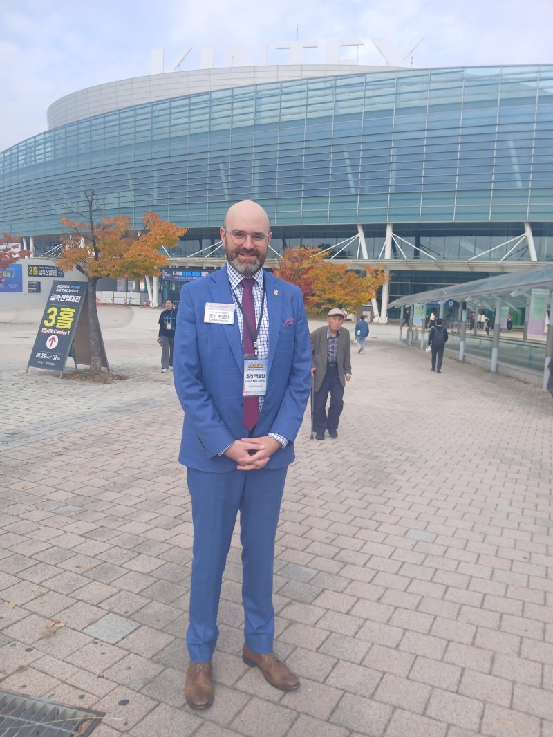 조시 맥로린 미 조지아 주 상원의원이 지난달 31일 경기 고양시 킨텍스에서 열린 '지페어 코리아 2025'에 참석한 후 포즈를 취하고 있다. 사진= 송지원 기자