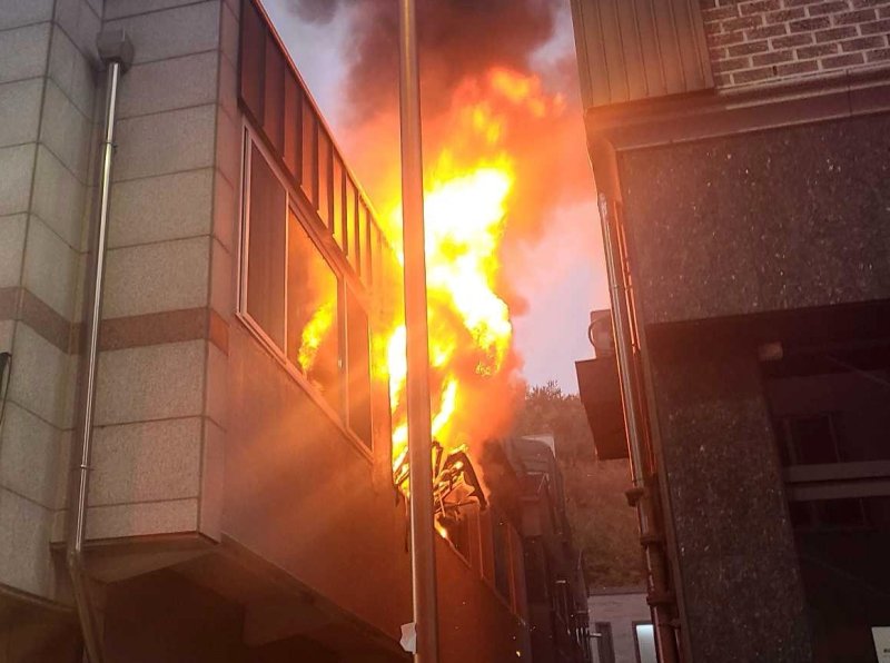 강릉 교동 식당 건물서 불 (출처=연합뉴스)