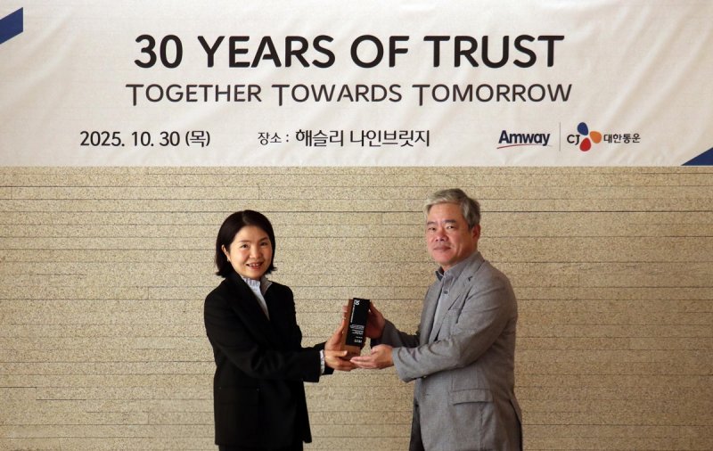 지난달 30일 경기도 여주 해슬리 나인브릿지에서 개최된 CJ대한통운-한국암웨이 물류협업 30주년 기념행사에서 신은자 한국암웨이 대표(왼쪽)와 신영수 CJ대한통운 대표가 기념사진을 찍고 있다. CJ대한통운 제공