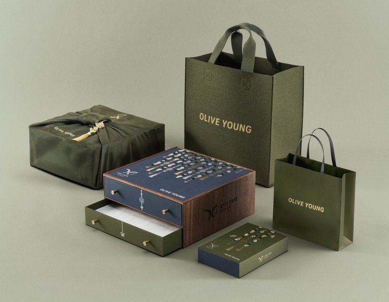 CJ올리브영이 협찬한 APEC 기념 화장품 세트. CJ올리브영 제공