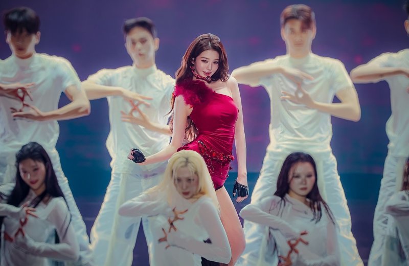 장원영 솔로곡 '8' 무대 (출처=연합뉴스)