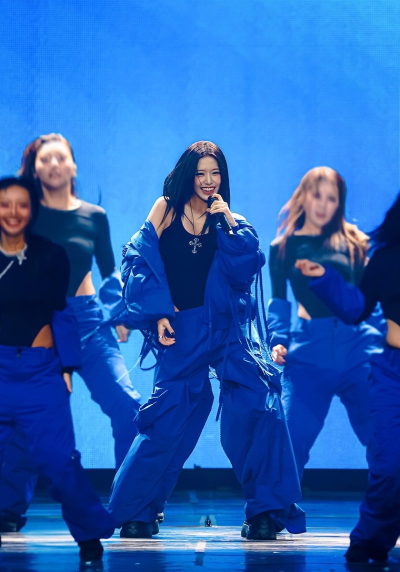 안유진 솔로곡 '포스' 공연사진 (출처=연합뉴스)