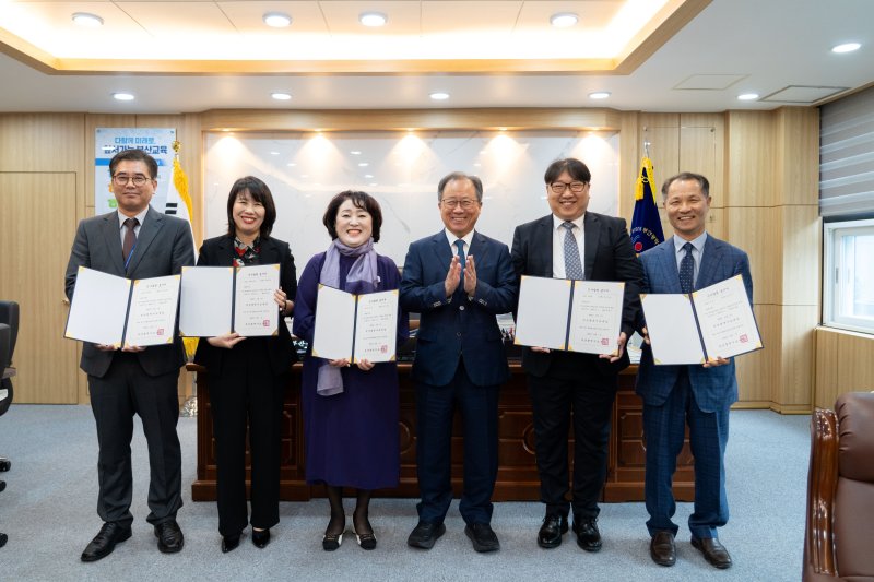 김석준 부산시교육감(오른쪽 세번째)이 지난달 31일 오전 부산교육청 회의실에서 내년에 신설·재개교하는 유치원·학교 5곳의 교(원)장에 대한 발령장을 전달하고 있다. 부산시교육청 제공