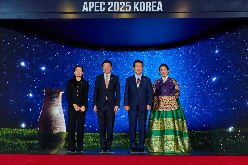 이재명 대통령과 김혜경 여사가 지난 31일 경북 경주시 라한셀렉트호텔에서 열린 2025 아시아태평양경제협력체(APEC) 정상회의 만찬에서 로런스 웡 싱가포르 총리와 루츠 루이 여사가 기념촬영을 하고 있다. (대통령실 제공. 재판매 및 DB 금지) 2025.11.1/뉴스1 ⓒ News1 이재명 기자