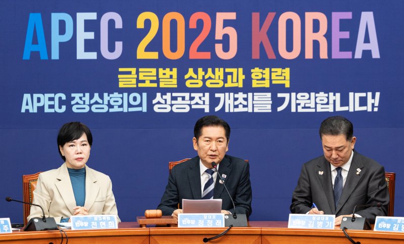 정청래 더불어민주당 대표가 지난달 31일 서울 여의도 국회에서 열린 최고위원회의에서 모두발언하고 있다. 2025.10.31/뉴스1 ⓒ News1 이승배 기자