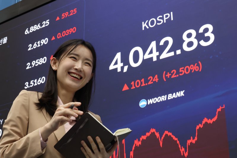 코스피 지수가 사상 첫 4000을 넘으며 종가 기준 최고치를 경신한 27일 오후 서울 중구 우리은행 본점 딜링룸 전광판에 종가가 표시되고 있다. 이날 코스피는 전 거래일 대비 101.24포인트(2.50%) 상승한 4042.83으로 장을 마쳤다. 2025.10.27/뉴스1 ⓒ News1 이광호 기자