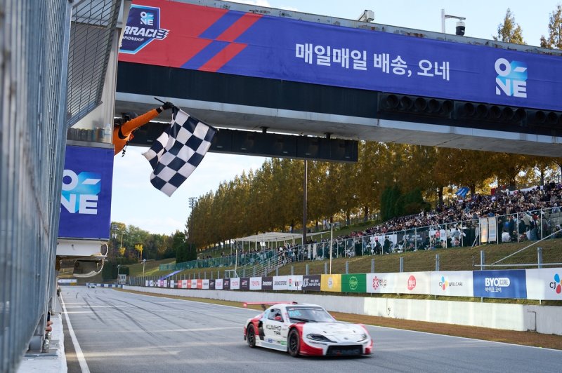 가장 먼저 체커기를 받는 이창욱의 머신 (출처=연합뉴스)