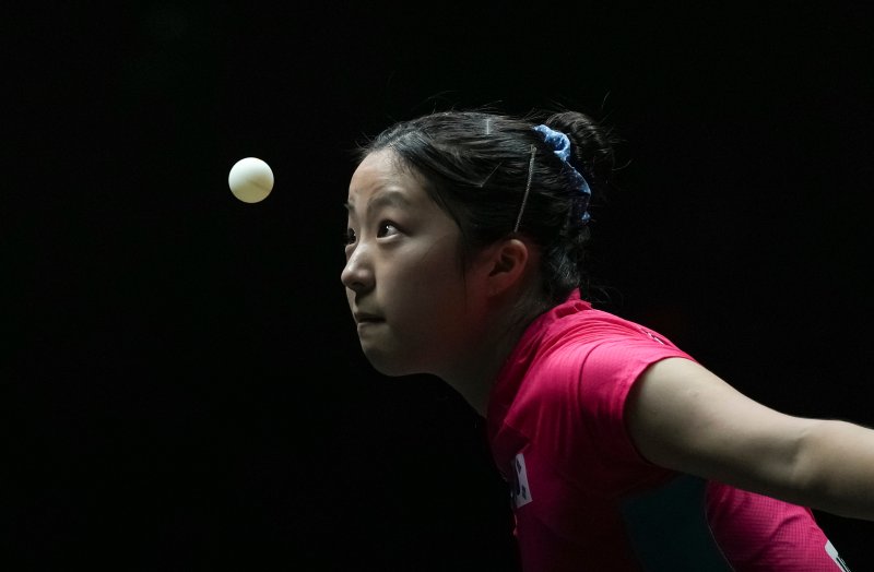 [베이징=신화/뉴시스] 신유빈(17위)이 4일(현지 시간) 중국 베이징에서 열린 2025 월드테이블테니스(WTT) 중국 스매시 여자 단식 준결승에서 왕만위(2위·중국)와 경기하고 있다. 신유빈이 1-4(10-12 11-7 11-13 7-11 7-11)로 패해 결승에 오르지 못했으며 스매시 사상 여자 첫 동메달을 목에 걸었다. 2025.10.05.