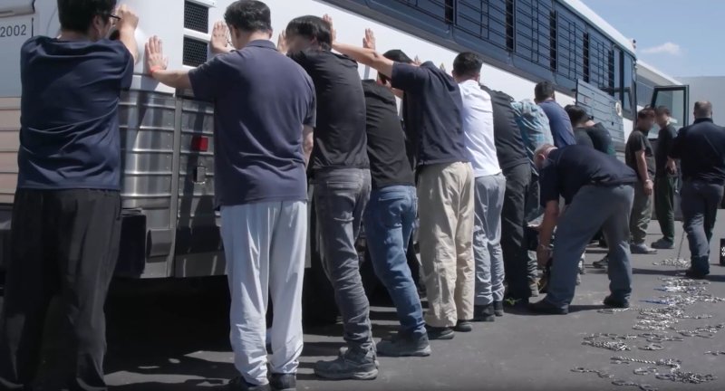 미국 이민세관단속국 ICE(U.S. Immigration and Customs Enforcement)가 조지아주 내 현대자동차그룹과 LG에너지솔루션 합작 배터리 공장 건설 현장의 한국인 직원 300여 명을 기습 단속·구금하는 영상을 공개했다. (ICE 홈페이지. 재판매 및 DB금지) 2025.9.6/뉴스1