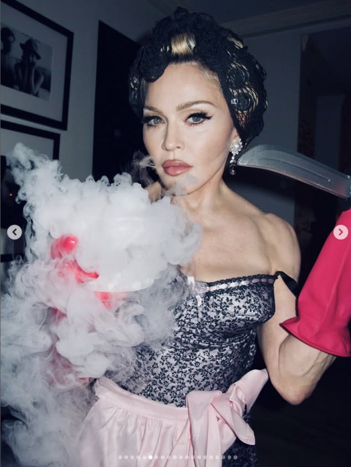 '67세' 마돈나, 란제리룩 입고 도발적인 할로윈…탄탄한 글래머 몸매