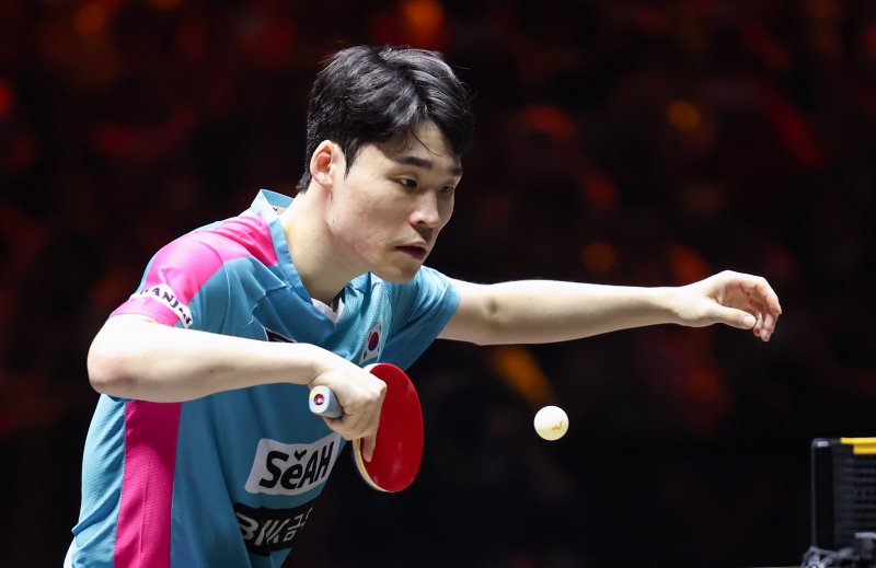 [베이징=신화/뉴시스] 장우진(21위)이 28일(현지 시간) 중국 베이징에서 열린 2025 월드테이블테니스(WTT) 중국 스매시 남자 단식 1회전에서 왕추친(1위·중국)과 경기하고 있다. 장우진이 0-3(2-11 9-11 9-11)으로 완패했다. 2025.09.29.