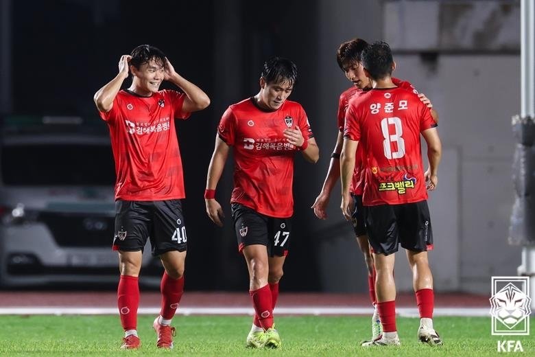9월 창원FC와의 K3리그 경기에서 승리 후 기뻐하는 김해FC 선수들. (출처=연합뉴스)
