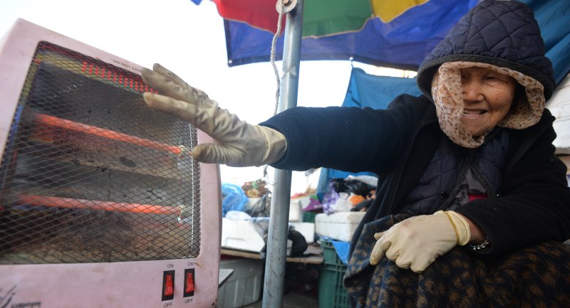 3일 온라인 바카라사이트 추천은 북서쪽 찬 공기가 남하하면서 기온이 평년 대비 낮아 추울 것으로 예보됐다. 대전 동구 중앙시장에서 한 상인이 전기히터를 켜 놓고 몸을 녹이고 있다. /온라인 바카라사이트 추천1 ⓒ News1