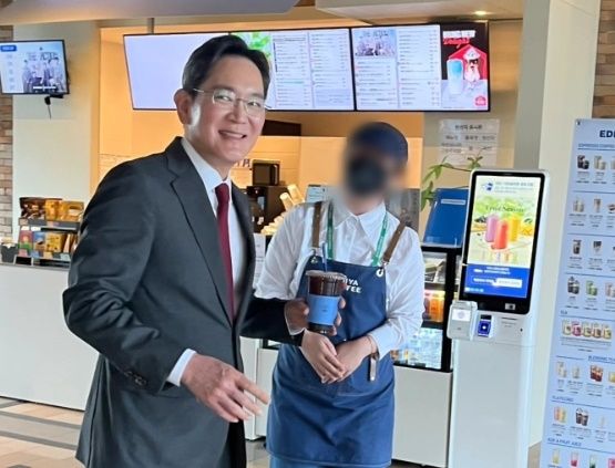 액자 넣어 가보로… 이재용 회장에게 용돈 받은 카페 직원 '화제'