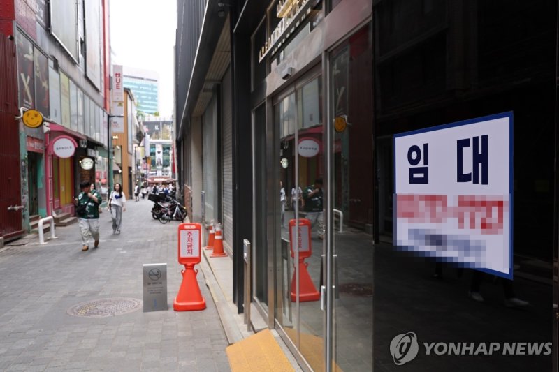 서울 명동 거리에 붙은 임대 표지판 (출처=연합뉴스)