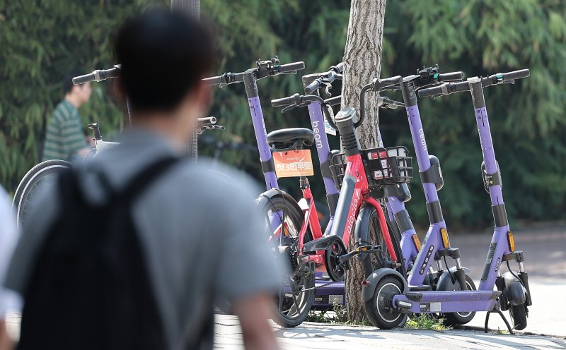 서울 시내에 세워져 있는 개인형이동장치 모습. 2024.6.28/뉴스1 ⓒ News1 김성진 기자