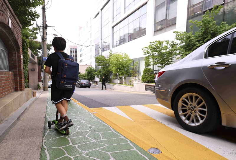[서울=뉴시스] 김근수 기자 = 지난 5월13일 서울 서초구 반포 학원가에서 한 어린이가 킥보드를 타고 있다. (기사 내용과 관련 없음.) 2025.05.13. ks@newsis.com