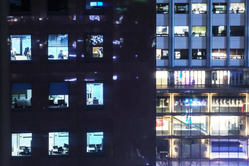 저녁 퇴근길 무렵 기업들이 입주한 서울 시내 사무실에 불이 밝혀져 있다. ⓒ News1 민경석 기자