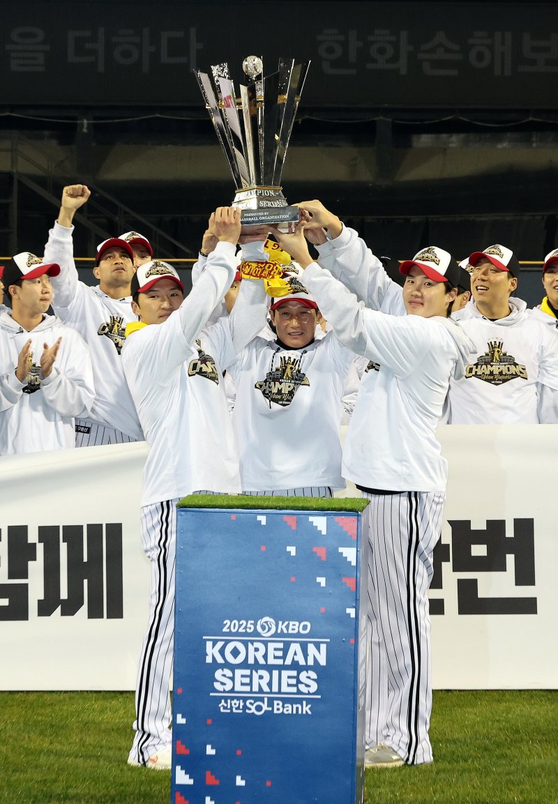 1일 서울 송파구 잠실야구장에서 열린 프로야구 LG트윈스의 2025 한국시리즈 우승 세리머니 팬 감사 행사 '더 리턴 오브 챔피언스'(The Return of Champions)'에서 염경엽 감독, 주장 박해민, MVP 김현수와 선수들이 챔피언 트로피 퍼포먼스를 하고 있다. 2025.11.1/뉴스1 ⓒ News1 이호윤 기자