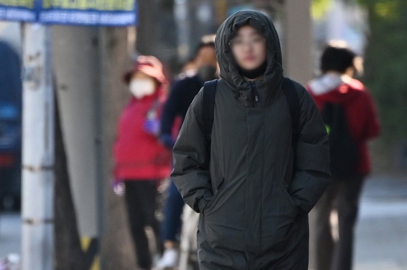 [광주=뉴시스] 이영주 기자 = 광주·전남에서 영하권 최저기온이 기록된 29일 오전 광주 북구 운암동 거리에서 한 시민이 추위를 피하기 위해 롱패딩을 입은 채 길을 걷고 있다. 이날 광주·전남지역 아침 최저기온은 화순 백아 영하 1.8도, 순천 황전·장흥 유치 영하 1도, 보성 영하 0.9도, 강진 성전 영하 0.3도, 곡성 영하 0.2도 등으로 나타났다. 2025.10.29. leeyj2578@newsis.com