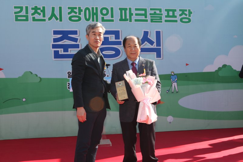 [김천=뉴시스] 최순고(왼쪽) 부시장과 박선하 경북도의원이 기념사진을 찍고 있다. (사진=김천시 제공) 2025.11.03 photo@newsis.com *재판매 및 DB 금지