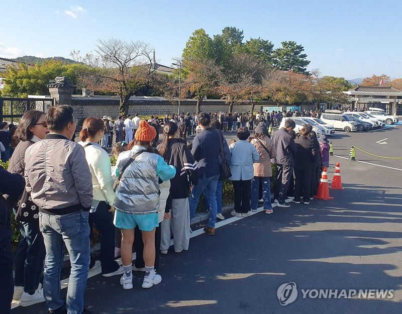 "트럼프가 반한 금관 보러 가자" 새벽 출발도…잇단 '오픈런'의 결말
