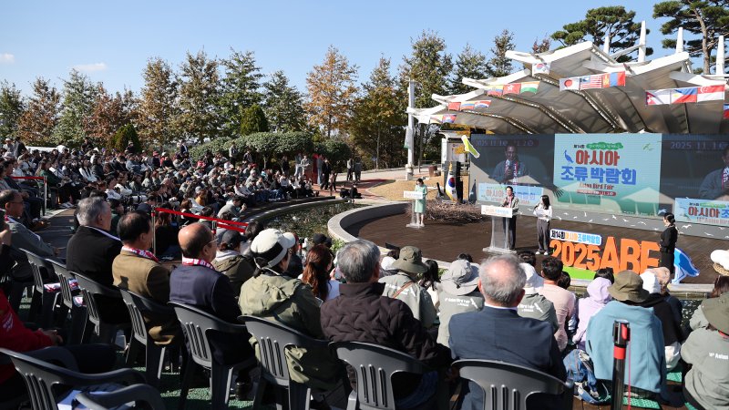 [서산=뉴시스] 이완섭 서산시장이 지난 1일 서산버드랜드에서 제14회 아시아조류박람회 개회식 인사말을 하고 있다. (사진=서산시 제공) 2025.11.03. photo@newsis.com *재판매 및 DB 금지