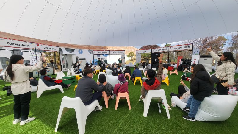 [서산=뉴시스] 가족 관광객들이 지난 2일 아시아조류박람회장을 찾아 프로그램에 참여하고 있다. (사진=서산시 제공) 2025.11.03. photo@newsis.com *재판매 및 DB 금지