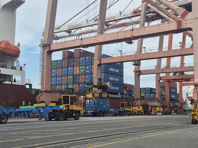 10월 30일 부산북항 소재 신선대감만터미널(BPT)에서 안벽크레인이 작업을 하고 있다. BPT 제공