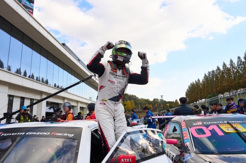 이창욱이 2025 슈퍼레이스 챔피언십 토요타 가주 레이싱 6000 클레스 9라운드에서 우승한 뒤 기뻐하고 있다. (슈퍼레이스 제공)