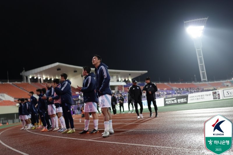 1일 FC안양과의 경기 패배 이후 아쉬워하는 울산 선수들 (출처=연합뉴스)