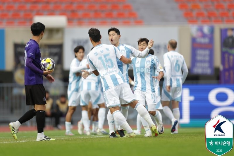 1일 안양과의 경기에서 이동경(가운데) 등 울산 선수들 (출처=연합뉴스)