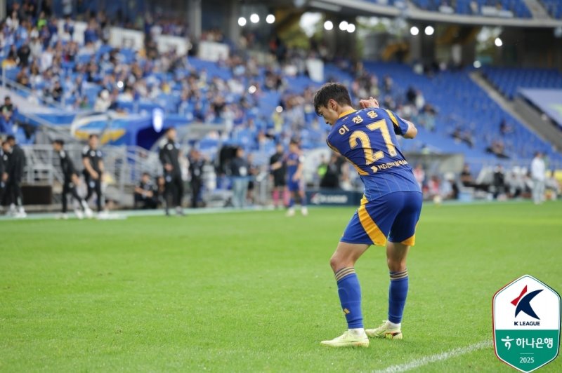 이청용의 광주전 '골프 세리머니' (출처=연합뉴스)