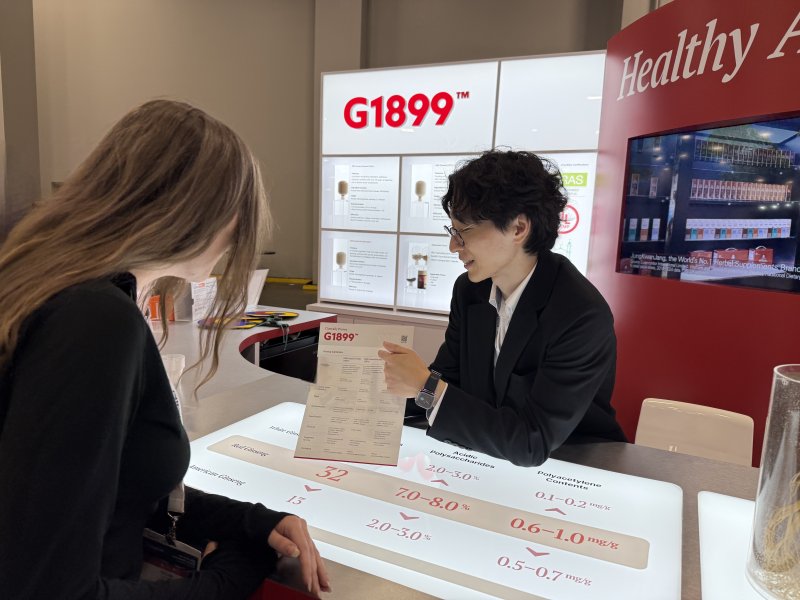 [서울=뉴시스] KGC인삼공사 직원이 고객에게 G1899의 표준화된 원료에 대해 설명하고 있다. (사진=KGC인삼공사 제공) *재판매 및 DB 금지